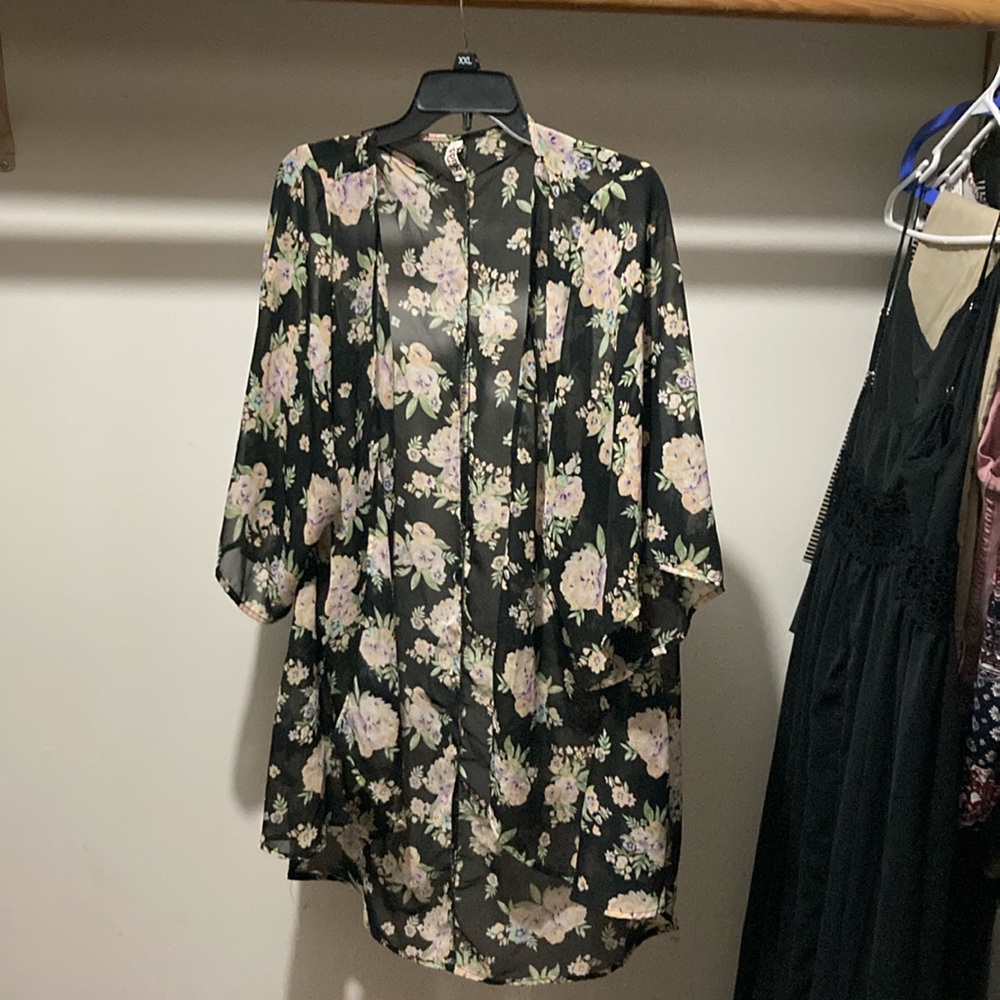 Mudd black floral print kimono